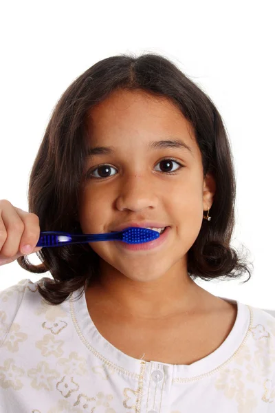 Kız dişlerini fırçalıyor. — Stok fotoğraf