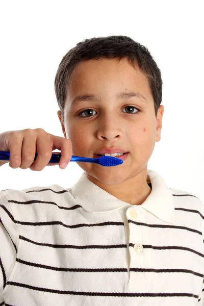 Хлопчик чищення зубів — стокове фото