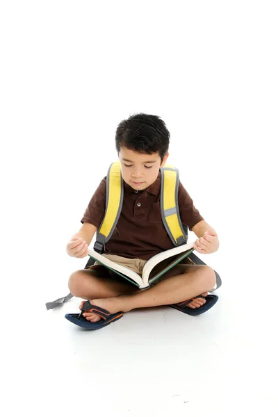 Юный мальчик читает — стоковое фото