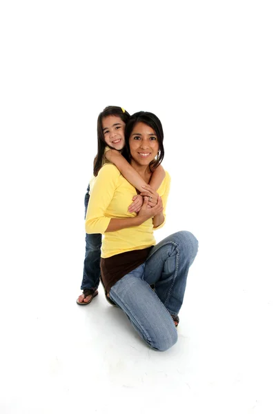 Женщина и дочь на белом фоне — стоковое фото