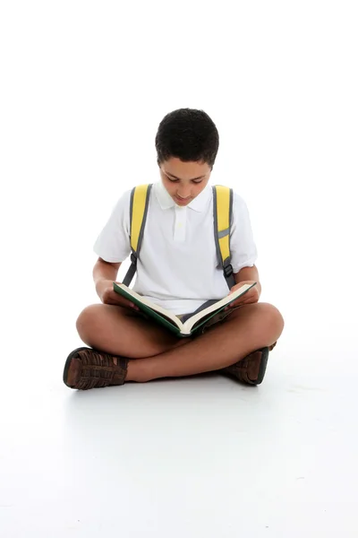 Читающий мальчик-подросток — стоковое фото