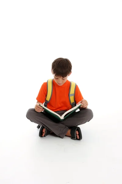 Читання молодий хлопчик — стокове фото