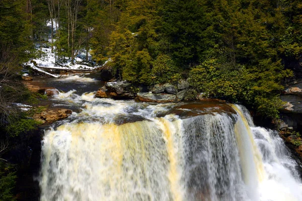 Яростный зимний водопад — стоковое фото