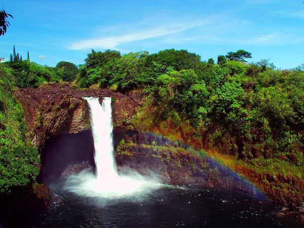 Радужный водопад — стоковое фото