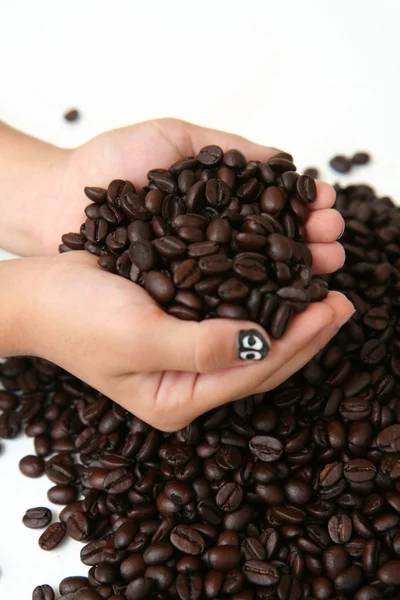 Kaffeebohnen in der Hand gehalten — Stockfoto