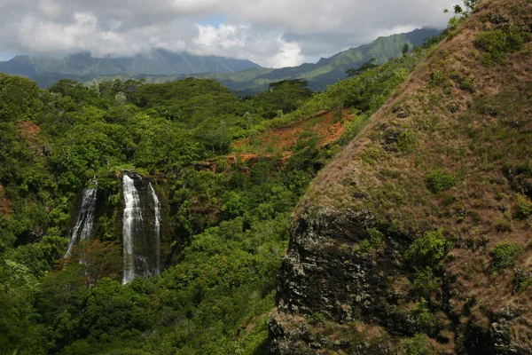 Гавайский водопад в горах — стоковое фото