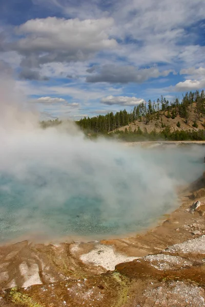 Termalnego jeziora Yellowstone — Zdjęcie stockowe