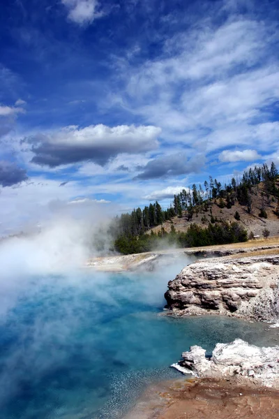 Termální jezero Yellowstone — Stock fotografie