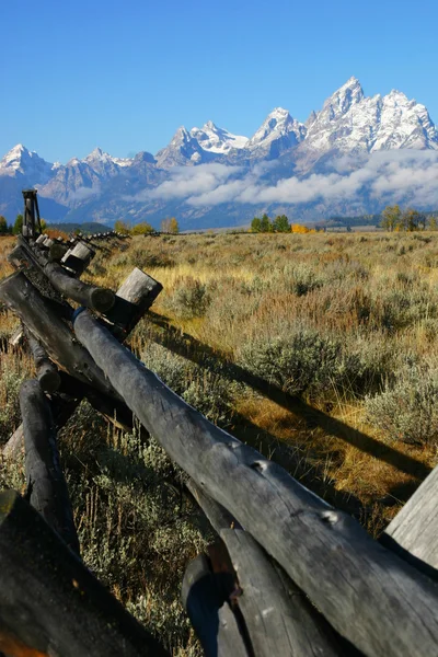 Wooden Fence Near Mountains — Stock Photo, Image