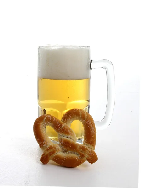Cerveza y pretzel — Foto de Stock
