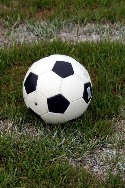Ballon de football sur le terrain — Photo
