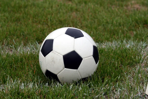 Bola de futebol no campo — Fotografia de Stock