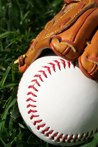 Baseball und Handschuh — Stockfoto