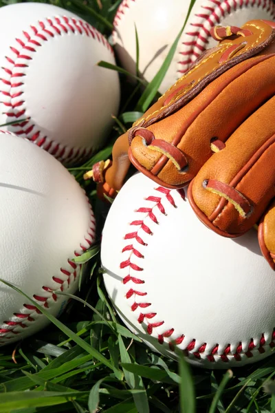 Bolas de basebol e luva — Fotografia de Stock