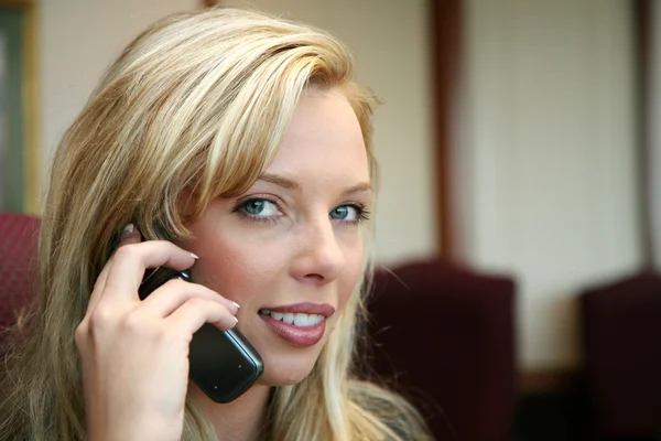 Бізнес-леді на телефон — стокове фото