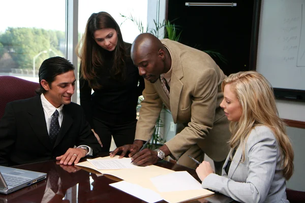 Business team underteckna kontrakt — Stockfoto