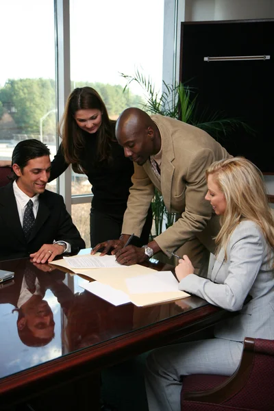 Equipo de Negocios Contrato de Firma — Foto de Stock