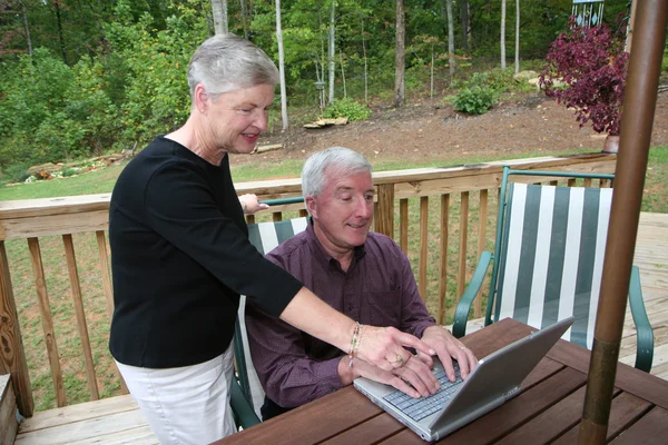 Heureux couple aîné sur ordinateur — Photo