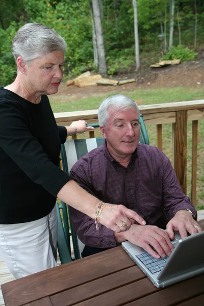 Ευτυχισμένο ζευγάρι ανώτερος στον υπολογιστή — Φωτογραφία Αρχείου