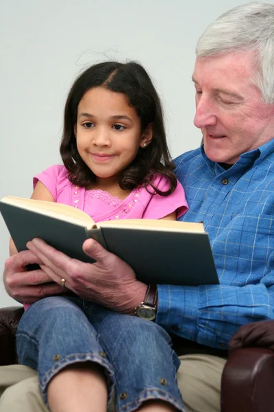 Farfar läsa bok — Stockfoto