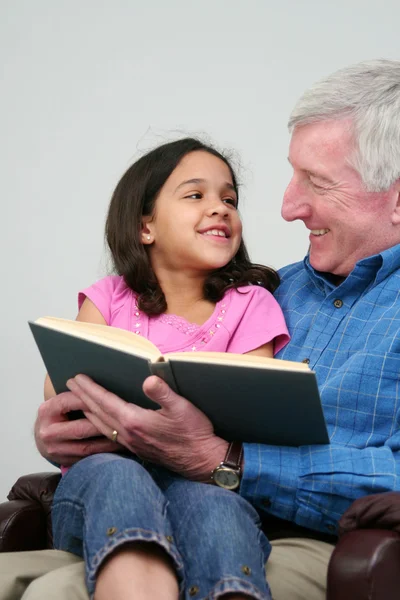 Dědeček čtení kniha — Stock fotografie