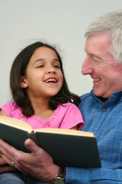 Книга для чтения дедушкой — стоковое фото