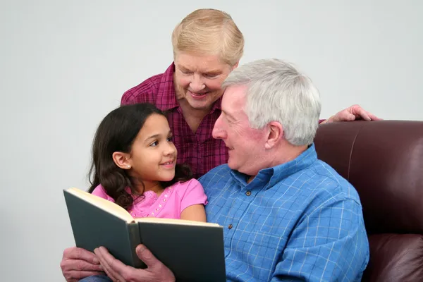 Grootvader leesboek — Stockfoto