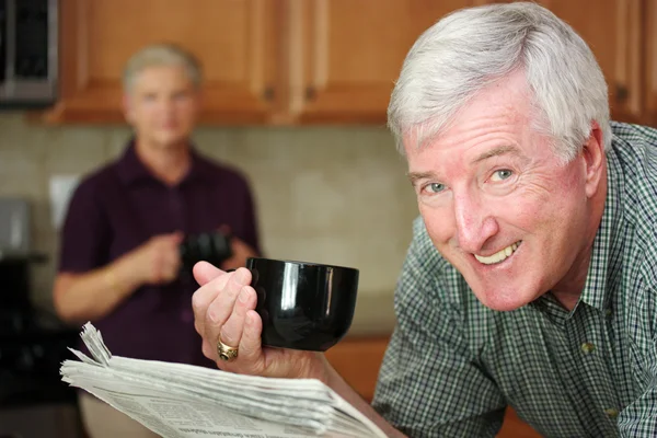 Hombre leyendo periódico —  Fotos de Stock