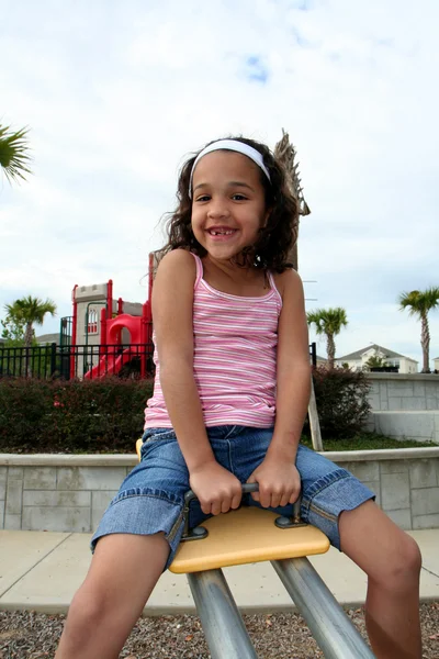 Młoda dziewczyna na plac zabaw dla dzieci — Zdjęcie stockowe