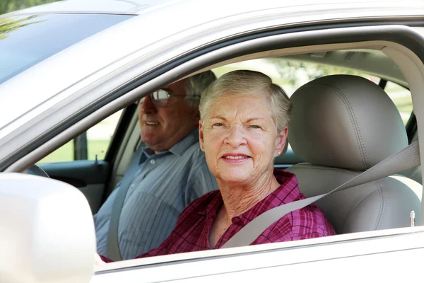 Coppia anziana in auto — Foto Stock