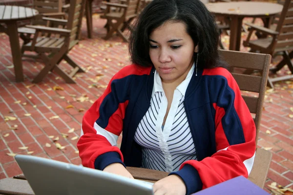 Teenager on computer outside — Stock Photo, Image