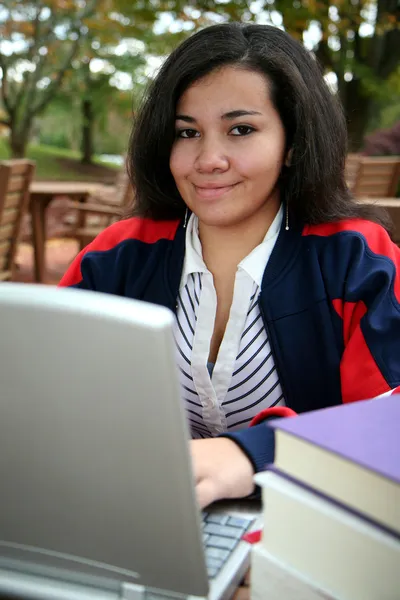 Tiener op computer buiten — Stockfoto