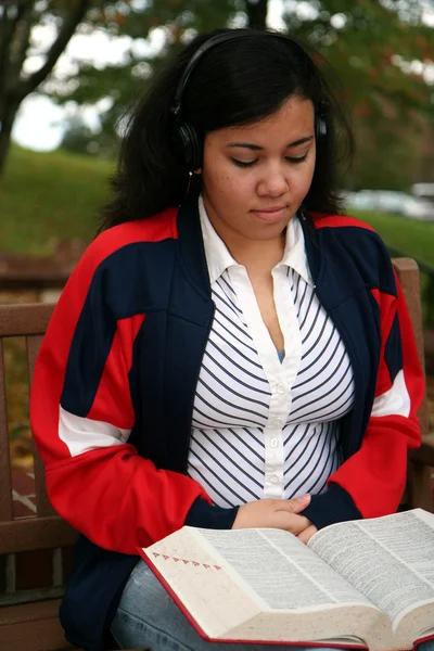Adolescente estudiando afuera — Foto de Stock
