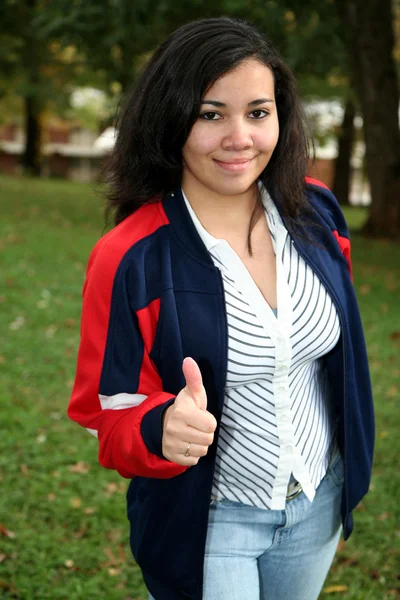 Nastolatek na kampusie kciuki — Zdjęcie stockowe