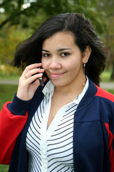 Adolescente no telefone — Fotografia de Stock