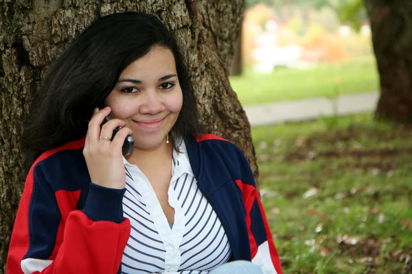 Tonåring på telefon — Stockfoto