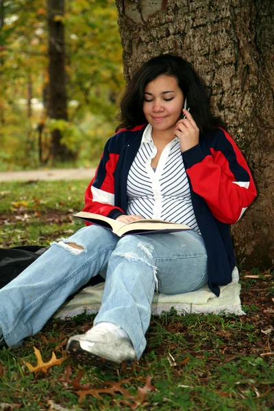 Tiener studeren buiten — Stockfoto