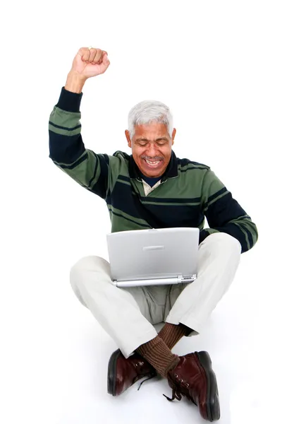 Старший чоловік ноутбуці — стокове фото