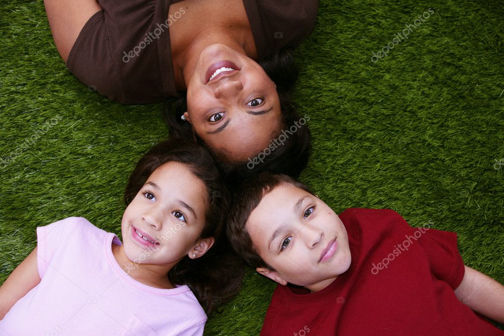 Madre E Hijos Fotografía De Stock © Rmarmion 10000619 Depositphotos