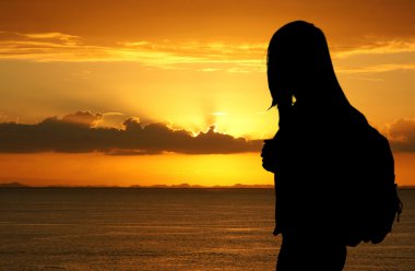 plajda uzun yürüyüşe çıkan kimse