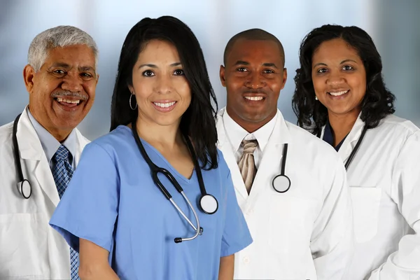 Artsen en verpleegkundige — Stockfoto