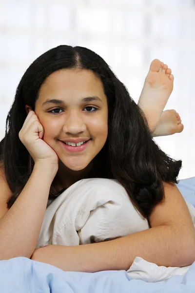 Teenager auf ihrem Bett — Stockfoto