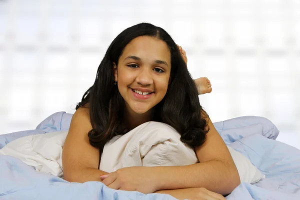 Adolescente em sua cama — Fotografia de Stock