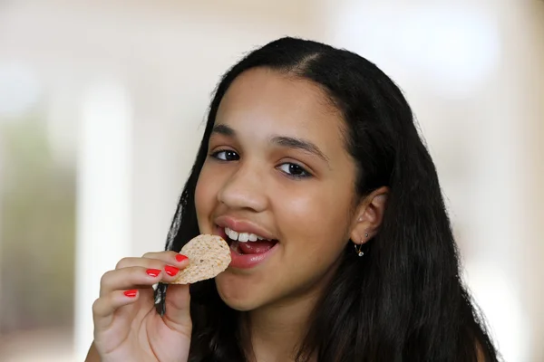 Teenager jíst čip — Stock fotografie