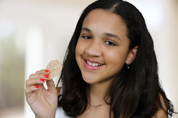 Adolescente mangiare Chip — Foto Stock