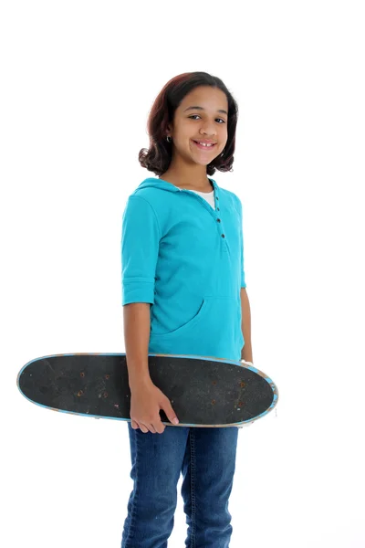 Barn med skateboard vit bakgrund — Stockfoto