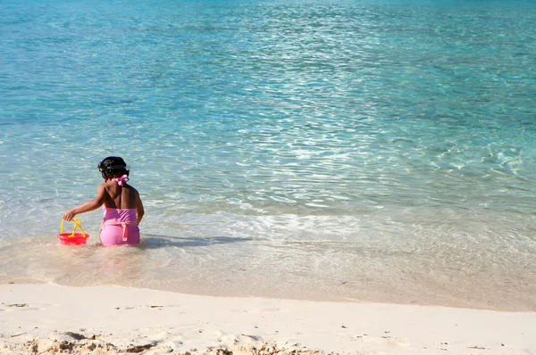女孩在海滩上玩 — 图库照片