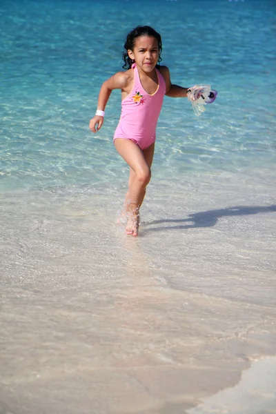 Flicka som leker på stranden — Stockfoto