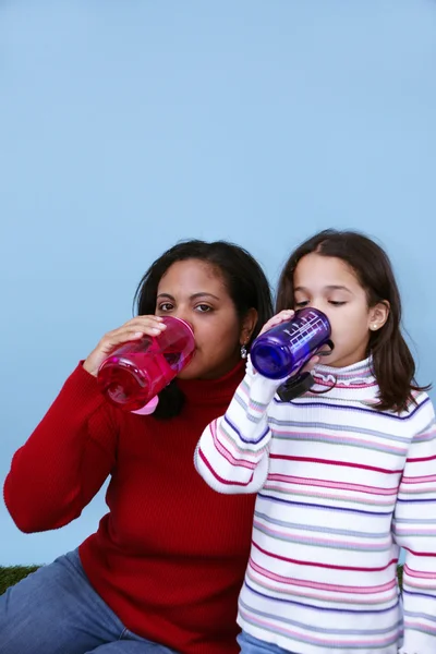 Familie trinkt Wasser — Stockfoto