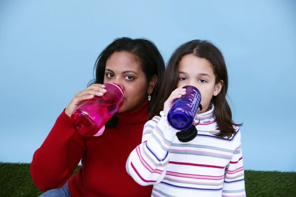 Family Drinking Water — Stock Photo, Image
